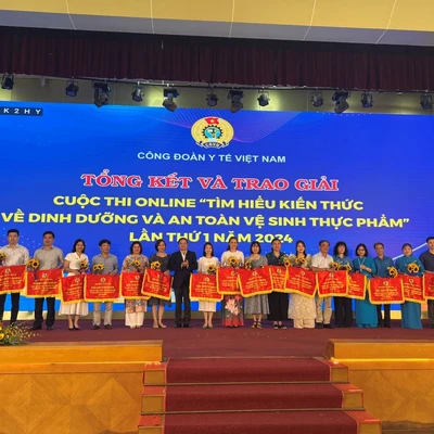 Hai công đoàn viên Trường Đại học Dược Hà Nội được biểu dương công nhân, lao động giỏi ngành Y tế 